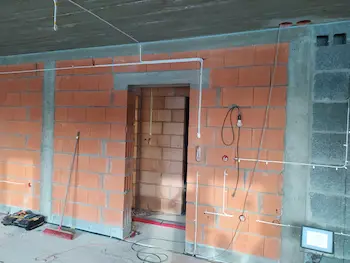 ściana pokoju instalacja